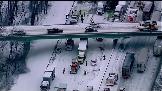 Trzy osoby zginęły, a co najmniej 20 zostało rannych w karambolu na autostradzie w Michigan City w Indianie. Autostrada została zablokowana na wiele godzin. W wypadku zniszczonych zostało ponad 30 aut. Przyczyną karambolu były najprawdopodobniej trudne warunki pogodowe. W momencie wypadku nad autostradą szalała potężna śnieżyca.