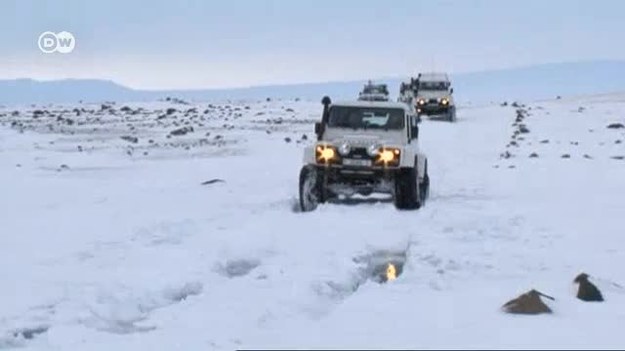 Islandia także w zimie zachwyca turystów pięknymi krajobrazami, wodospadami i gejzerami.