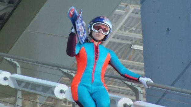 Podczas zimowych igrzysk w Soczi po raz pierwszy zostaną rozegrane zawody w skokach narciarskich kobiet. Przez długi czas MKOL nie dopuszczał możliwości włączenia tej konkurencji do programu igrzysk, tłumacząc to niszowością tej dyscypliny i tym, jakoby kobiety nie były fizycznie predysponowane do oddawania skoków. Ale to już przeszłość. Oprócz skaczących na nartach pań, w Soczi zobaczymy również przedstawicieli innych nowych dyscyplin, zwanych z angielska snowboard slopestyle i ski freestyle. Obejrzymy też grupowe łyżwiarstwo figurowe. A to nie koniec niespodzianek...