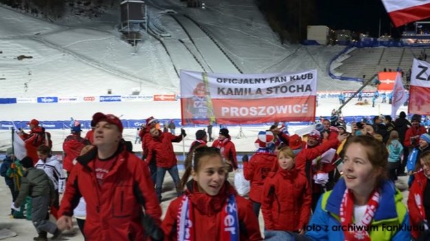 Członkowie Oficjalnego Fan Klubu Kamila Stocha z Proszowic nie tylko dopingują lidera „Biało-czerwonych” na skoczni. Zaprzyjaźnili się także z najbliższą rodziną skoczka. Rodzice Kamila opowiedzieli im o trudnych początkach kariery mistrza świata.