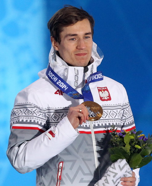 Kamil Stoch odebrał w niedzielę wieczorem w Soczi swój drugi złoty medal olimpijski, zdobyty w sobotnim konkursie skoków narciarskich na dużym obiekcie, i wysłuchał Mazurka Dąbrowskiego
