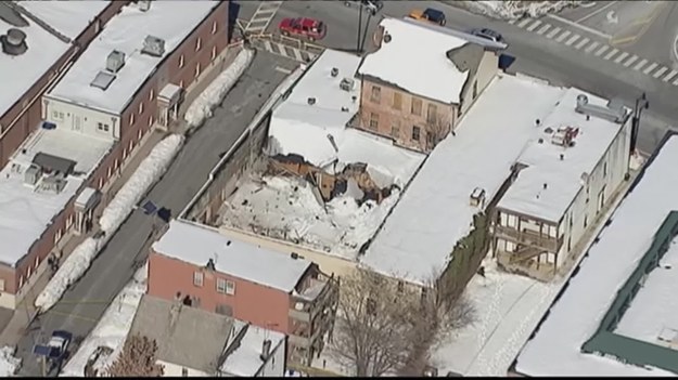 Ciężki śnieg zalegający na dachu to najbardziej prawdopodobna przyczyna zawalenia się dachu opuszczonej fabryki w północnym New Jersey. Ewakuowano mieszkańców kilku okolicznych budynków. Nikt nie został ranny.
