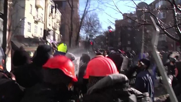 Trzech manifestantów zginęło od kul w trakcie trwających we wtorek w Kijowie zamieszek antyrządowych. Siedem osób w stanie krytycznym znajduje się w punkcie ochrony medycznej Majdanu.


Starcia rozpoczęły się, gdy manifestanci pokonali milicyjną blokadę na jednej z ulic prowadzących do parlamentu. W Radzie Najwyższej Ukrainy deputowani opozycji domagali się w tym czasie od posłów większości głosowania nad przywróceniem konstytucji z 2004 roku, co ma doprowadzić do ograniczenia uprawnień prezydenta Wiktora Janukowycza.


Zamieszki na Ukrainie - INFORMACJE NA BIEŻĄCO.