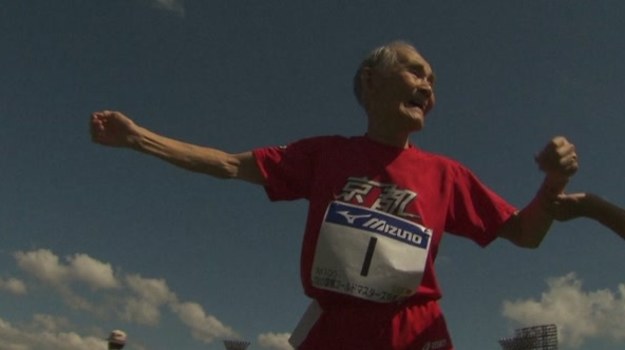 Miyazaki Hidekichi to 103-letni japoński sprinter, którego niepohamowana witalność jest czymś wprost fenomenalnym. W Japonii zyskuje już powoli status celebryty. Dziarski staruszek jest przekonany, że dobrą formę i zdrowie zawdzięcza ćwiczeniom fizycznym i zbilansowanej diecie. Pytany o sekret długowieczności, wymienia trzy czynniki…