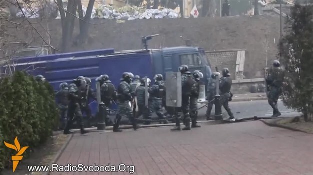 Krótko trwał rozejm w stolicy Ukrainy. Starcia między policją i antyrządowymi demonstrantami są coraz bardziej zacięte. Nie żyje już kilkadziesiąt osób, setki są ranne. Na tym nagraniu, umieszczonym w internecie przez Radio Svoboda, widać snajperów rządowych i policyjne oddziały prewencji, znane jako "Berkut", strzelających do nieuzbrojonych demonstrantów w Kijowie.


Zamieszki na Ukrainie - INFORMACJE NA BIEŻĄCO.