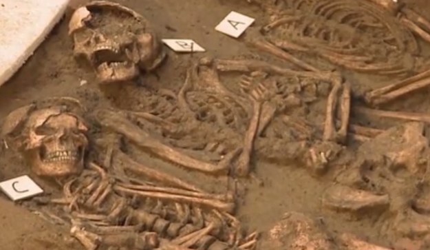 Sensacja archeologiczna we Florencji! Pod budynkiem słynnej Galerii Uffizi odkryto cmentarzysko ze szczątkami ofiar zarazy sprzed około półtora tysiąca lat. Około 60 szkieletów pochodzi z V-VI wieku. Jak mówią specjaliści, sposób ich ułożenia wskazuje na to, że pochówek odbywał się w pośpiechu i że chciano złożyć w ziemi możliwie najwięcej ciał – najpewniej z powodu epidemii. Ale jaka tajemnicza choroba zabiła starożytnych florentyńczyków? Tego jeszcze nie wiadomo. Być może światło na mroczną przeszłość Florencji rzucą badania DNA kości nieszczęsnych ofiar zarazy.