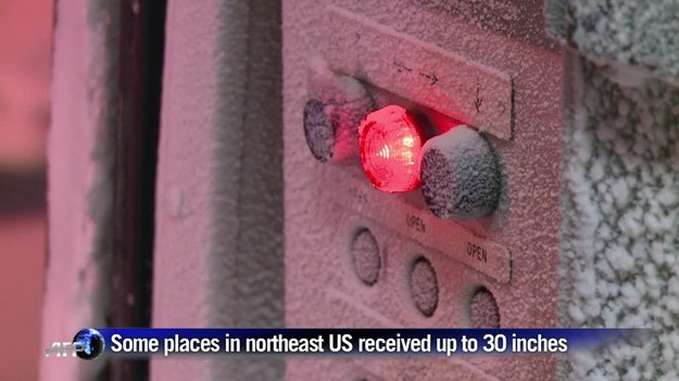 Nieoczekiwana konsekwencja śnieżycy, która przetoczyła się przez północno-wschodnie Stany Zjednoczone! Pociąg linii Amtrak z Nowego Jorku do Waszyngtonu cały wypełnił się śniegiem. Pasażerowie musieli sobie jakoś poradzić…