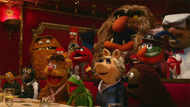 Kermit, Piggy i spółka ponownie zapraszają na pełen niezapomnianych gagów, okraszony dawką wspaniałego humoru, muzyki i świetnego aktorstwa show! Podczas światowego tournée Muppety zostają wplątane w aferę kryminalną o międzynarodowym zasięgu. Stoi za nią Constantin – znany złodziej diamentów i sobowtór Kermita… 


W filmie pojawi się plejada gwiazd. Gościnnie wystąpią: Tom Hiddleston, Christoph Waltz, Salma Hayek i Danny Trejo.