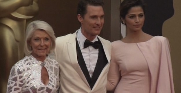 Matthew McConaughey, który na tegorocznej Oscarowej gali odebrał Oscara dla najlepszego aktora pierwszoplanowego, zjawił się na ceremonii w towarzystwie swojej żony, modelki Camili Alves. Na czerwonym dywanie można też było wypatrzeć Lady Gagę i Bono z małżonką.