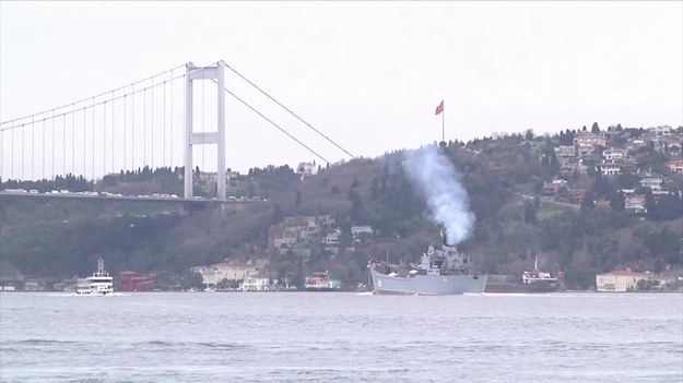 Dwa rosyjskie okręty przepłynęły przez cieśninę Bosfor w Turcji, podążając na Półwysep Krymski. Cieśnina Bosfor łączy Morze Czarne z Morzem Marmara. 


Statki były ponoć eskortowane przez turecką straż morską. Na ich kadłubach były odpowiednio numery 150 i 156.


Z kolei przez cieśninę Dardanele przepłynęła fregata ukraińska - tak informuje turecka agencja informacyjna.


Na Krymie jest obecnie około 16 tys. rosyjskich żołnierzy. Kontrolują oni wszystkie posterunki graniczne, obiekty wojskowe oraz terminal promowy w Kerczu.


Prezydent Rosji Władimir Putin rozkazał wojskom, które uczestniczyły w zarządzonej przez niego w zeszłą środę kontroli gotowości bojowej sił zbrojnych Federacji Rosyjskiej, by wróciły do miejsc stałej dyslokacji.