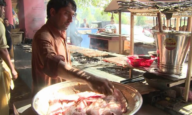 Grillowana ryba to prosta i zdrowa potrawa, która w Dżalalabadzie zyskała status lokalnego przysmaku. Jednak w innych częściach Afganistanu nadal prym wiedzie baranina, dlatego hodowla ryb w tym kraju jest znikoma. Ubolewają nad tym głównie restauratorzy, którzy muszą sprowadzać je z Pakistanu, co wiąże się z wieloma komplikacjami. – Nauczono nas jeść ryby, ale nie nauczono nas, jak je łapać – żali się właściciel jednej z restauracji w Dżalalabadzie. 