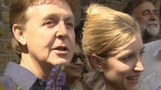 Sir Paul McCartney, którego rozwód z Heather Mills kosztował 24 miliony funtów, na pewno do dziś gorzko żałuje, że nie ustalił przed ślubem kwestii podziału majątku na wypadek rozstania. Strach przed sądowną batalią o pieniądze coraz częściej dotyczy jednak już nie tylko celebrytów, ale i zwykłych śmiertelników.


Intercyza to umowa przedślubna ustalająca sprawy majątkowe przyszłych małżonków. Wchodząc w związek małżeński, z optymizmem patrzymy w przyszłość – ale przecież rozstanie może dotyczyć każdego z nas... Niezależnie od składanej przysięgi, warto też pamiętać, że intercyza jest swoistym zabezpieczeniem - np. przed koniecznością spłacania długów małżonka. Może to mało romantyczne, ale na pewno praktyczne!