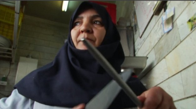 45-letnia Zahra Shokouhi z Teheranu, matka trzech córek, wykonuje zawód, który raczej nie kojarzy się z kobiecością i delikatnością. Jest... rzeźnikiem. Fachu tego nauczył ją mąż, z którym wspólnie prowadzi rzeźnię. W białym fartuchu i z ogromnym nożem w ręku Zahra budzi podziw – i respekt!