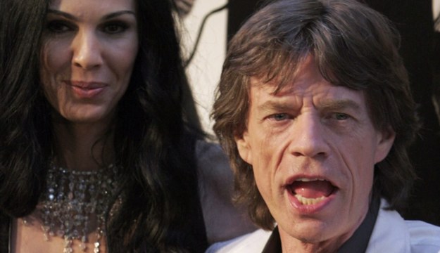 "Mick Jagger jest w szoku" - donoszą amerykańskie media. Stylistka i projektantka mody L'Wren Scott - z którą frontman The Rolling Stones spotykał się od 2001 r. - została znaleziona martwa w swoim apartamencie na Manhattanie. Najprawdopodobniej popełniła samobójstwo przez powieszenie. Zobacz wideo z miejsca tragedii.

