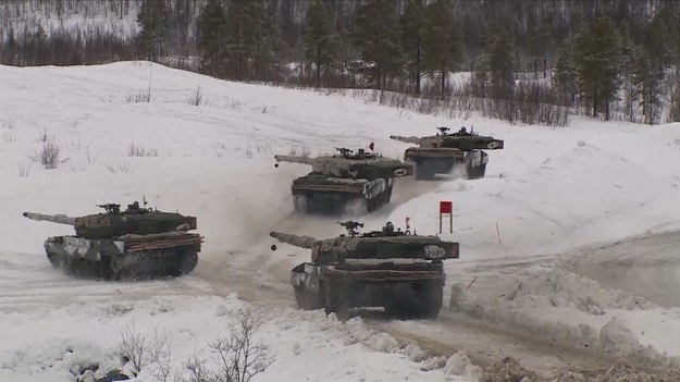 Żołnierze z 16 krajów biorą udział w ćwiczeniem NATO w północnej Norwegii, w pobliżu granicy z Rosją. Ćwiczenia "Cold Response 2014" odbywają się w bardzo trudnych warunkach: w temperaturze poniżej zera, przy silnym wietrze i tonach śniegu. Bierze w nich udział ponad 16 tysięcy żołnierzy, marynarzy, lotników i marines m.in. ze Stanów Zjednoczonych, Szwecji, Kanady, Wielkiej Brytanii i Polski. Ćwiczenia, które rozpoczęły się 13 marca, obejmują duże ruchy wojsk, patrole piesze i zmechanizowane, naloty z ziemi i morza i symulowane walki. 