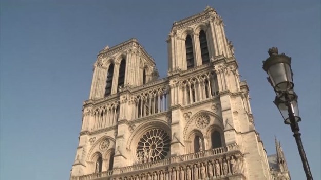 Nikt, kto odwiedza Paryż, nie może zrezygnować z wizyty w katedrze Notre Dame. To jeden z największych skarbów światowej architektury, a zarazem jedna z najsłynniejszych budowli wzniesionych przez człowieka.


Od niedawna wierni, duchowni i turyści mogą podziwiać skarby katedry w nowym świetle. Innowacyjne oświetlenie wewnętrzne, w jakie wyposażono gotycką świątynię, ma za zadanie wydobyć z mroku i półcienia te dzieła sztuki, których piękno nie lśniło dotychczas pełnym blaskiem…