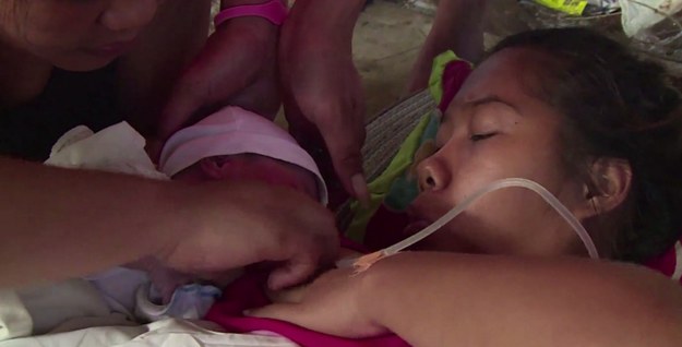 O tym niezwykłym porodzie pisała prasa na całym świecie! Zaledwie trzy dni po przejściu tajfunu, który w listopadzie 2013 roku spustoszył Filipiny, Emily Sagalis urodziła swoją córeczkę. Poród miał miejsce na brudnej podłodze w budynku lotniska, w zaimprowizowanym szpitalu polowym. Młoda mama odzyskała już siły, a dziecko zdrowo się rozwija - ale cała rodzina wciąż żyje w spartańskich warunkach.


- Mam nadzieję, że nie będzie już więcej takich tajfunów. Boję się o córkę; nie wiem, gdzie mogłabym ją ukryć - mówi Emily, która może zapewnić swojej córce tylko prowizoryczne schronienie. Nadmorskie miasto Tacloban zostało zrównane z ziemią przez niszczycielski żywioł. Emily, jej mąż Jobert i dziesiątki tysięcy Filipińczyków wciąż zdani są niemal wyłącznie na pomoc humanitarną...