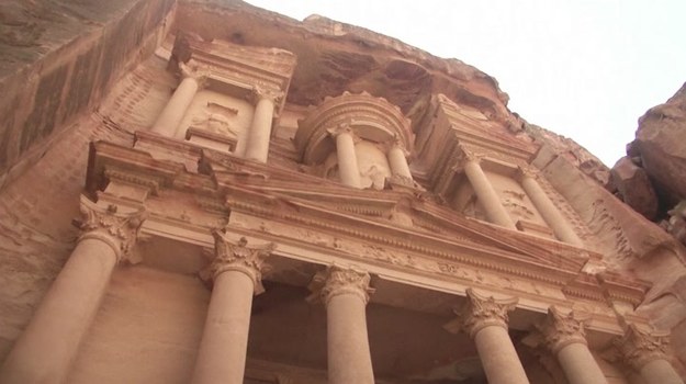 Jordania i jej turystyczna perła - starożytne miasto Petra - z roku na rok cieszą się coraz większą popularnością wśród zwiedzających. Nic dziwnego. Wykute w różowoczerwonej skale budowle Petry robią ogromne wrażenie. Dodatkową atrakcją jest możliwość zatrzymania się na jednym z luksusowych kempingów wśród piasków pustyni. Kempingi takie powstają obecnie w całej Jordanii i przyciągają turystów poszukujących czegoś więcej niż standardowe oferty hotelowe.