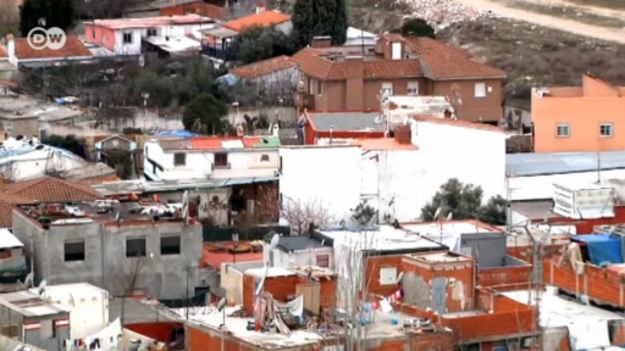 U bram hiszpańskiej stolicy, Madrytu, znajdują się największe slumsy w Europie. W nielegalnie postawionych domkach i szałasach żyje około 10 tysięcy osób.
