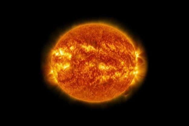 NASA opublikowała niesamowity film, na którym widać… spektakularny wybuch na Słońcu. Nagranie pochodzi z Obserwatorium dynamiki Słońca (Solar Dynamics Observatory - satelita naukowy badający dynamikę aktywności słonecznej). Erupcja, którą NASA na swoim kanale YouTube opisuje jako "pełną wdzięku", miała miejsce 2 kwietnia, a jej kulminacyjny moment przypadł na godzinę 15:05 czasu GMT (Greenwich Mean Time).


Rozbłyski słoneczne powodują promieniowanie o dużej mocy. Niedzielny rozbłysk NASA zaklasyfikowała jako rozbłysk średniego szczebla, o mocy M6.5. 


Rozbłyski klasy M są dziesięć razy mniej wydajne niż te najbardziej intensywne, oznakowane jako klasa X. 


Według NASA, szkodliwe promieniowanie z rozbłysków nie może przejść przez atmosferę Ziemi, a co za tym idzie nie ma wpływu na ludzi, chociaż może zakłócić działanie GPS-u.