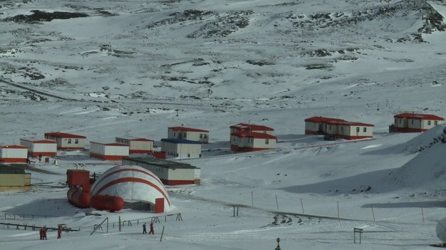 Las Estrellas to osada w Antarktyce, na Wyspie Króla Jerzego, w archipelagu Szetlandów Południowych. Istnieje od 30 lat, a obecnie liczy 64 mieszkańców. Są to rodziny pracowników Chilijskich Sił Powietrznych, a także naukowcy i nauczyciele. Na co dzień zmagają się oni przede wszystkim z nieprzychylną człowiekowi przyrodą. Każde wyjście z domu wymaga założenia na siebie kilku warstw specjalnej odzieży. Kiedy w zimie temperatura spada do -40 stopni, mieszkańcy osady nie wyściubiają ze swoich domów nawet nosa!