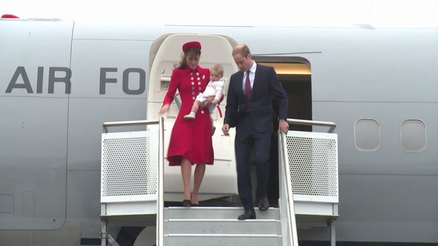 Mały książę George, syn brytyjskiego księcia Williama i jego żony Kate Middleton, rozpoczął z rodzicami trzytygodniową podróż po Nowej Zelandii i Australii. Rodzinie książęcej towarzyszy 11 osób, w tym niedawno zatrudniona niania małego księcia. To pierwsza oficjalna podróż zagraniczna 8-miesięcznego prawnuka brytyjskiej królowej Elżbiety II. 