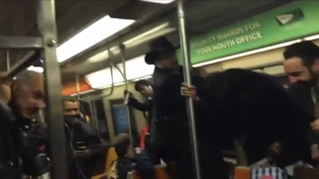 Jeden z pasażerów nowojorskiego metra nagrał swoim telefonem filmik, na którym widać szczury biegające po wagonie. Pasażerowie w panice wskakiwali na siedzenia! Wideo zostało umieszczone w serwisie YouTube i od razu obejrzało go ponad pół miliona osób.


Jinais Ponnampadikkal Kader powiedział agencji Associated Press, że gdy pociąg opuszczał stację Fulton Street na dolnym Manhattanie, ktoś krzyknął: "szczur w pociągu!". Kader powiedział, że sam nie przestraszył się, ale inni wpadli w panikę. Pasażerów było wielu, bo cała sytuacja miała miejsce w porannych godzinach szczytu. Reakcje były różne - jedni krzyczeli, inni się śmiali.