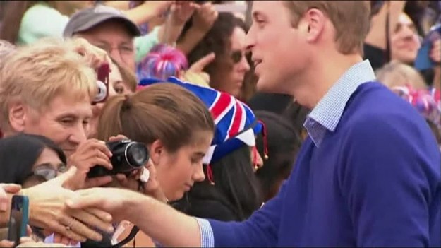 Brytyjski książę William i jego żona Kate, księżna Cambridge, przybyli do Auckland w Nowej Zelandii. To kolejny punkt ich trzytygodniowej podróży. Książęca para królewska spotkała się z członkami sił powietrznych Nowej Zelandii (Royal New Zealand Air Force - RNZAF) i ich rodzinami. W przyszłym tygodniu Kate i William będą przebywać w Australii.