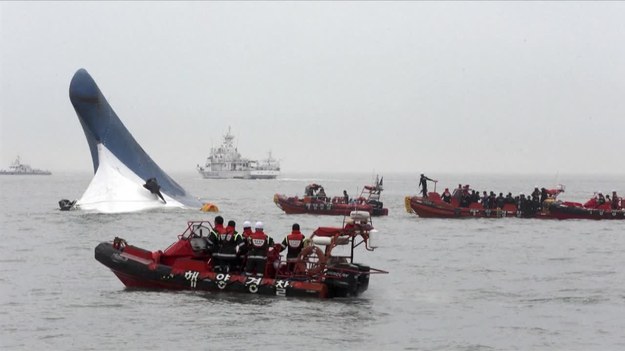 Wielopiętrowy prom, na którego pokładzie znajdowało się ponad 450 osób, w większości uczniów szkół średnich, zatonął u południowego wybrzeża Korei Południowej. Mimo szybkiej i dramatycznej akcji ratunkowej wciąż nie odnaleziono blisko 300 osób. Na razie potwierdzono śmierć 3 osób. 55 jest rannych. Zaginione osoby prawdopodobnie zostały uwięzione na statku lub pływają w oceanie, co wywołuje obawy, że liczba ofiar może drastycznie wzrosnąć. Byłaby to jedna z największych katastrof promowych w Korei Południowej od 1993 roku, kiedy to zginęły 292 osoby.


Wokół przewróconego promu pływa ponad 80 jednostek, a nad nim krąży 18 samolotów.


Statek przewrócił się na bok i nadal powoli tonie. Pasażerów szukają wyspecjalizowani ratownicy i nurkowie – nie tylko we wnętrzu statku, ale także na otwartej wodzie.


Uratowani są transportowani na wyspę Jindo, gdzie zajmują się nimi wyspecjalizowane zespoły medyczne.


"Woda zaczęła przedostawać się przez burtę, a ja instynktownie czułem, że muszę wydostać się na zewnątrz. Próbowałem więc zbić okno w przedniej części kabiny przy użyciu gaśnicy, ale nie udało się” – opowiadał jeden z uratowanych pasażer.


Firma, która jest właścicielem statku, przeprosiła już za tragedię. "Chciałbym powiedzieć: przepraszam do pasażerów, w tym do uczniów i ich rodziców, i obiecuję, że nasza firma dołoży wszelkich starań, aby zminimalizować straty w ludziach. Bardzo nam przykro” - powiedział Kim Young-boong, dyrektor ds. planowania i zarządzania w firmie Chunghaejin Marine.