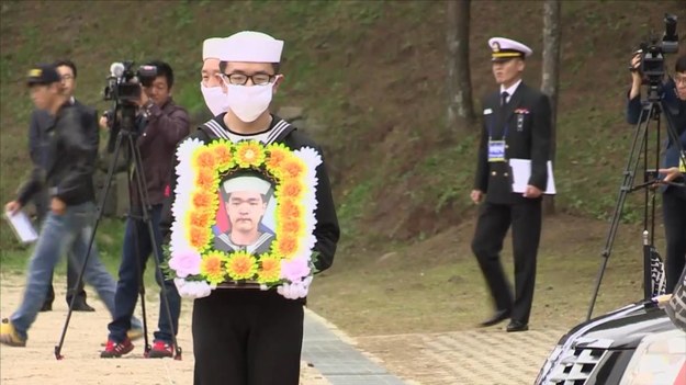 W Korei Południowej odbył się pogrzeb oficera marynarki, który zginął w czasie akcji ratunkowej na zatopionym promie "Sewol".


21 lat Yoon Dae-ho najpierw zapadł w śpiączkę, a w sobotę zmarł z powodu urazów, których nabawił się próbując odnaleźć pasażerów promu. Yoon służył na statku, który został wysłany w miejsce zatonięcia promu w celu zapewnienia wsparcia dla działań ratowniczych.


W Ansan odbyły się pogrzeby 10 uczniów, którzy zginęli w katastrofie.


Uczniowie byli w drodze na południową wyspę Jeju, gdy prom zatonął.