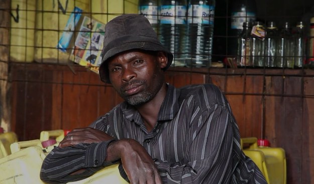 Kasensero to miejscowość w Ugandzie, w której w latach 80. wykryto pierwszy w tym państwie przypadek zachorowania na AIDS. Dziś mieszka tu ok. 10 tys. ludzi, z czego irusem HIV zakażone jest aż 43%! Powszechnie uważa się, że przyczyną takiego stanu rzeczy jest prostytucja. – Tutaj wiele osób korzysta z usług seksualnych i prawdą jest, że prostytutek tu nie brakuje – mówi lekarz Kato Francis. Jedną z tutejszych prostytutek jest Sheyla. Kobieta wprawdzie nie jest jeszcze nosicielką wirusa, ale szansa na zakażenie jest w jej przypadku ogromna. 