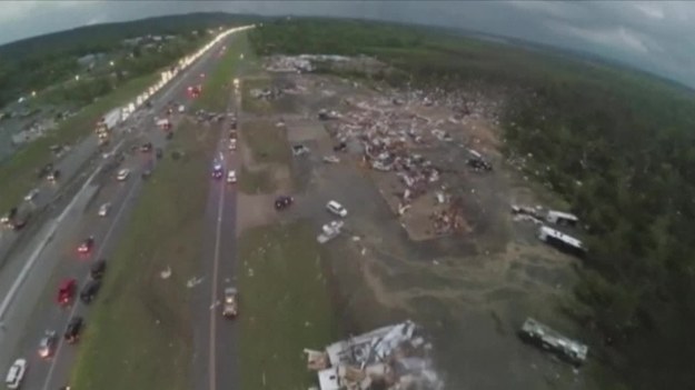 W poniedziałek nad miastem Little Rock w Arkansas przeszło potężne tornado o sile ponad 129 km/h. Tornada poprzedził potężny sztorm, który dotknął centralną i południową część USA, zabijając co najmniej 16 osób. Tornado w Oklahomie zabiło jedną osobę.
