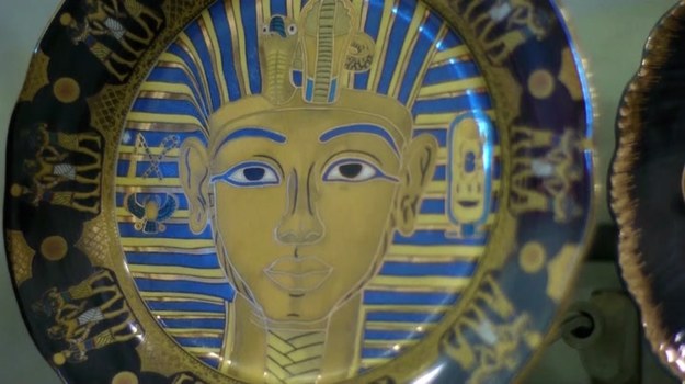 Faraon Tutanchamon i jego legenda to chyba najsłynniejsze symbole cywilizacji, która w czasach starożytnych kwitła nad Nilem. Postać młodego władcy (zmarł w wieku zaledwie 19 lat) przyciąga do Doliny Królów rzesze turystów, pragnących podziwiać jego wspaniały grobowiec i odkryte w nim bezcenne skarby. Nie mniejsze zainteresowanie budzi mumia króla, na której twarzy - po otwarciu grobowca w 1922 r. - znaleziono wspaniałą złotą maskę.