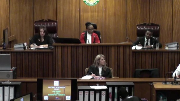 Oscar Pistorius przybył do sądu w Pretorii w RPA. Toczy się tam rozprawa w sprawie zabójstwa dziewczyny sportowca, Reevy Steenkamp. Proces wznowiono po ponad 2-tygodniowej przerwie. Do tragedii doszło we wczesnych godzinach porannych w Walentynki 2013 roku.


27-letni Pistorius nie zaprzecza, że zastrzelił swoją dziewczynę - 29-letną Reevę Steenkamp. Twierdzi jednak, że był to nieszczęśliwy wypadek. Ze łzami w oczach wielokrotnie podkreślał, że wystrzelił z pistoletu cztery razy w krótkich odstępach czasu, będąc przekonanym, że do jego willi włamał się intruz, który chciał go zaatakować. 


Prokuratorzy twierdzą, że ta skomplikowana historia to kłamstwo mające na celu zatuszować morderstwo. Twierdzą, że tuż przed zabójstwem para miała gwałtowną kłótnię, po której Steenkamp z krzykiem uciekła do toalety. Pistorius miał polecieć za nią i strzelić przez drewniane drzwi łazienki. Trafił dziewczynę w biodro, ramię i głowę.


Pistoriusowi grozi  do 25 lat więzienia.