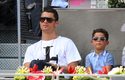 Cristiano Ronaldo z synkiem na trybunach