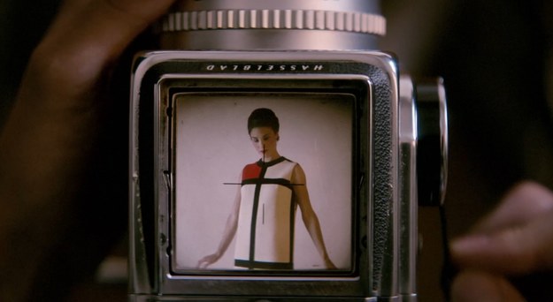 Inspirowana geometrycznymi obrazami holenderskiego malarza Pieta Mondriana seria sukienek Yves Saint Laurenta stała się hitem, błyskawicznie podbijając nie tylko świat mody, ale tworząc określony styl, który odważnie wkroczył do popkultury. We fragmencie biograficznego filmu „Yves Saint Laurent” możemy zobaczyć, jak projektant wpadł na rewolucyjny pomysł.