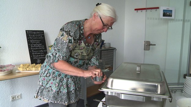 63-letnia Angela Runge ma napięty grafik. Pracuje jako tłumacz i pomoc domowa; dodatkowo przygotowuje też posiłki dla pracowników korporacji. Zatrudnianie „gotujących babć” stało się bardzo modne wśród berlińskich pracodawców. Seniorzy mają dzięki temu pracę, co jest bardzo ważne w obecnej rzeczywistości ekonomicznej. Na niemieckim rynku pracy będzie coraz więcej sześćdziesięciokilkulatków. Nic dziwnego – u naszych zachodnich sąsiadów przyjęto ustawę, która przewiduje stopniowe wydłużanie wieku emerytalnego z 65 do 67 lat. Brzmi znajomo?
