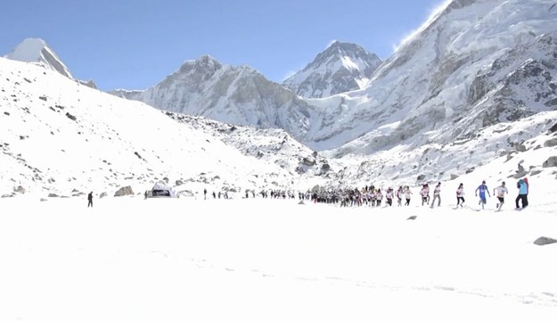 Mimo przejmującego mrozu, biegacze stanęli na starcie corocznego maratonu,   odbywającego się u stóp Mount Everestu. W biegu wzięło udział ok. 150 osób z całego świata. Zwyciężył Nepalczyk, który pokonał tę trudną trasę w 3 godziny, 42 minuty i 9 sekund. 