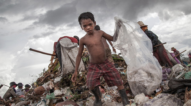 Dziesiątki dzieci pracują codziennie na wysypisku śmieci Anlong Pi w Kambodży. To tylko kilka kilometrów od słynnego kompleksu świątyń Angkor, miejsca  odwiedzanego przez ponad 3 miliony turystów rocznie. Pomimo zobowiązań rządu Kambodży oraz działań mających na celu uchronienia najmłodszych przed ciężką pracą, nadal jest to ogromny problem w kraju, gdzie prawie jedna trzecia ludności żyje za mniej niż dolara dziennie. Rodziny są zmuszone wysyłać nawet kilkuletnie dzieci, aby zarabiały na utrzymanie. Szacuje się, że w Kambodży pracuje blisko milion dzieci i nastolatków. Często wykonują swoje zajęcia w szkodliwych i niebezpiecznych warunkach, nie mówiąc już o straconym dzieciństwie i braku dostępu do odpowiedniej edukacji.

(zdjęcia: Omar Havana/ Getty Images)