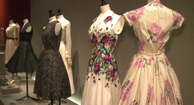 Paryskie Muzeum Galliera zorganizowało wystawę poświęconą modzie lat 50. - Obcisła góra, podkreślona talia, rozkloszowany dół... Tamta dekada pozwoliła kobietom na frywolność i fantazję. Moda była kolorowa i radosna - mówi Olivier Saillard, kurator ekspozycji.