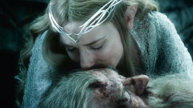Filmowa adaptacja książki J.R.R. Tolkiena, będącej wstępem do słynnego "Władcy pierścieni", to opowieść pełna niesamowitych wydarzeń i magicznych postaci. Przedstawia odwieczną walkę dobra ze złem. Po wielkim sukcesie pierwszych dwóch części trylogii - "Hobbit: Niezwykła podróż" (2012) oraz "Hobbit: Pustkowie Smauga" (2013), nadszedł czas na film zamykający niezwykłe dzieło Petera Jacksona: "Hobbit: Bitwa Pięciu Armii".
Drużyna dowodzona przez Thorina Dębową Tarczę dotarła do Samotnej Góry, której skarbu strzeże potężny Smaug. Czy Bilbo i jego towarzysze pokonają smoka i odzyskają legendarny Erebor?