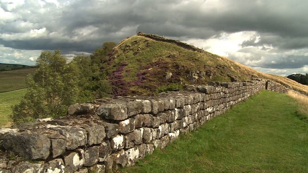 W II wieku naszej ery Rzymianie wznieśli na wyspie Brytanii mur, który został nazwany Murem Hadriana. Miał on chronić „cywilizowaną” ludność przed najazdami Kaledończyków, jak wówczas nazywano mieszkańców dzisiejszej Szkocji. Rzymianie nie przypuszczali, że po upadku Cesarstwa mur ten stanie się symbolem innej rywalizacji – Anglików i Szkotów. Trwała ona przez wiele stuleci, a kolejny jej akt rozgrywa się właśnie na naszych oczach.


Od 1707 r. – kiedy to królestwa Anglii i Szkocji połączyły się unią realną, tworząc Wielką Brytanię – wśród Szkotów panuje przekonanie, że zostali skrzywdzeni przez potężniejszego sąsiada, a także oszukani przez sprzedajnych polityków, którzy w zawarciu unii mieli swój interes. Ale Szkoci mają z Anglikami jeszcze dawniejsze rachunki: walczyli z nimi o niepodległość już w XIII i XIV w. pod wodzą swoich bohaterów narodowych – Williama Wallace’a i Roberta Bruce’a.


18 września Szkoci odpowiedzą w referendum na pytanie, czy chcą uniezależnić się od Zjednoczonego Królestwa. Gdyby tak się stało, wydarzenie to miałoby rangę historyczną. Jedno jest pewne – w dumnym szkockim narodzie poczucie własnej tożsamości nigdy nie było tak silne jak dzisiaj.