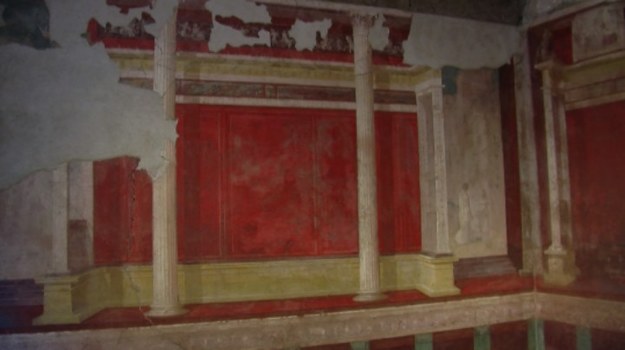 Po dwóch latach prac renowacyjnych turyści przybywający do Wiecznego Miasta wreszcie mogą zwiedzać dom Oktawiana Augusta – pierwszego cesarza Rzymu. Oktawian mieszkał w nim do 27 r. p.n.e. Udostępnienie tej atrakcji ma związek z 2000. rocznicą śmierci władcy, która przypada w tym roku – i jest obchodzona z wielkim rozmachem.


Pieczołowicie odrestaurowane malowidła, mozaiki i wnętrza starożytnej willi robią imponujące wrażenie. Zwiedzanie odbywa się wyłącznie w małych grupach, po uprzednim dokonaniu rezerwacji. Dzięki temu każdy turysta może choć przez chwilę poczuć się jak cesarz!