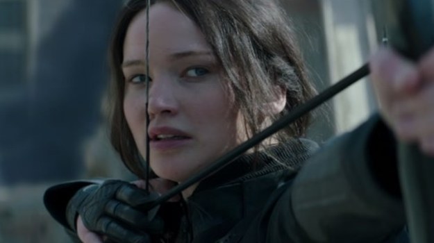 Katniss Everdeen (Jennifer Lawrence) trafia do Dystryktu 13 po tym, jak raz na zawsze położyła kres Głodowym Igrzyskom. Pod przewodnictwem Prezydent Coin (Julianne Moore) i przy wsparciu zaufanych przyjaciół, Katniss rozpoczyna walkę o uratowanie Peety (Josh Hutcherson) i całego narodu, któremu dała przykład swoją wielką odwagą.
