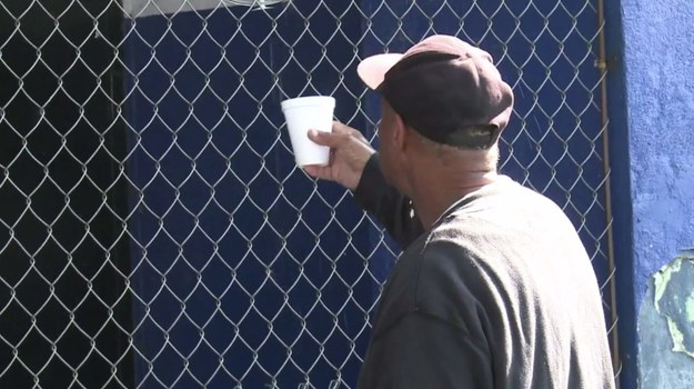 „Generał” - tak nazywany jest aktywista, który od lat pomaga bezdomnym mieszkającym w dzielnicy Skid Row w Los Angeles. To jedno z największych skupisk nędzy w Stanach Zjednoczonych. Szacuje się, że mieszka tu około 2 tysiące bezdomnych i wykluczonych. Ludzie ci nie mają dostępu do toalet i bieżącej wody.


Chesterlas Nelson Jr. żyje na ulicy od 15 lat. Cały jego dobytek mieści się w małym namiocie. – Jest ciężko. Zawsze, kiedy się stąd oddalam i idę szukać pracy, ktoś niszczy mój namiot. Jestem regularnie okradany – żali się mężczyzna. 


Mimo tej bezgranicznej nędzy niektórzy mieszkańcy Skid Row nie wyobrażają sobie jednak życia gdzie indziej. Władze Los Angeles zapewniają, że starają się stworzyć im lepsze warunki bytowania. Ale dopóki miasto nie udostępni ludziom tanich lokali mieszkalnych, problem nie zniknie. 
