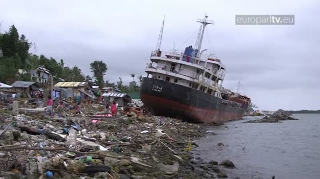 Przyzwyczailiśmy się myśleć, że szkodliwe efekty zmian klimatycznych są odczuwalne gdzie indziej. One jednak pukają do naszych drzwi. Coraz gwałtowniejsze burze, fale upałów i kapryśna pogoda – to problemy, które dotyczą nas wszystkich.


Zdaniem ekspertów, potężny tajfun Haiyan, który w listopadzie 2013 r. spustoszył Filipiny, to tylko zapowiedź tego, co nas jeszcze czeka. Ekstremalne zjawiska pogodowe staną się naszą codziennością, jeśli światowi przywódcy nie wypracują konsensusu w zakresie ograniczenia emisji gazów cieplarnianych, które mają niszczycielski wpływ na środowisko naturalne.