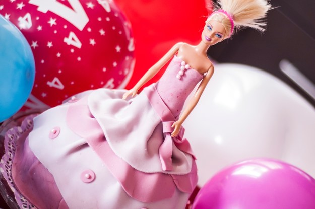 Tort Barbie to wspaniały sposób, by uczcić urodziny małej dziewczynki. Efektowny i pyszny, będzie prawdziwą ozdobą stołu i atrakcją dla uczestników przyjęcia - bez względu na wiek! Zobaczcie, jak go przygotować - krok po kroku.


Tort Barbie – dokładny przepis znajdziesz tutaj. Wejdź!


Polub "Zmysłowe smaki" na Facebooku!