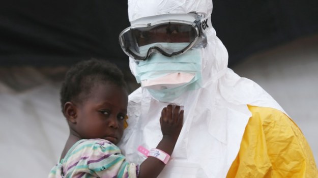 Liberia jest jednym z krajów Afryki Zachodniej, które dotknęła największa od 40 lat epidemia śmiercionośnego wirusa Ebola. Z pomocą Światowej Organizacji Zdrowia i międzynarodowej organizacji Lekarze bez Granic stworzono prowizoryczne szpitale, w których leczone są osoby zarażone wirusem. W obozach objętych kwarantanną na wyniki badań czekają również rodziny zmarłych i chorych osób, a także wszyscy, którzy podejrzewają, że mogli mieć styczność z chorobą. Warunki sanitarne są bardzo złe, brakuje wolnych miejsc i - choć organizacje pomagające ofiarom epidemii starają się dostarczać na bieżąco potrzebne środki czystości i ochronne ubrania - to ryzyko dla pacjentów i lekarzy jest ogromne.


Epidemia gorączki krwotocznej Ebola rozpoczęła się w marcu 2014 roku w Gwinei, gdzie pod koniec 2013 roku, jak ustalono, zmarł „pacjent zero” – dwuletni chłopiec. Potem wirus przedostał się do sąsiednich krajów: Liberii,  Sierra Leone, Nigerii i Senegalu. Światowa Organizacja Zdrowia podaje w raporcie z 1 października, że w wyniku epidemii zmarło już 3330 osób. 