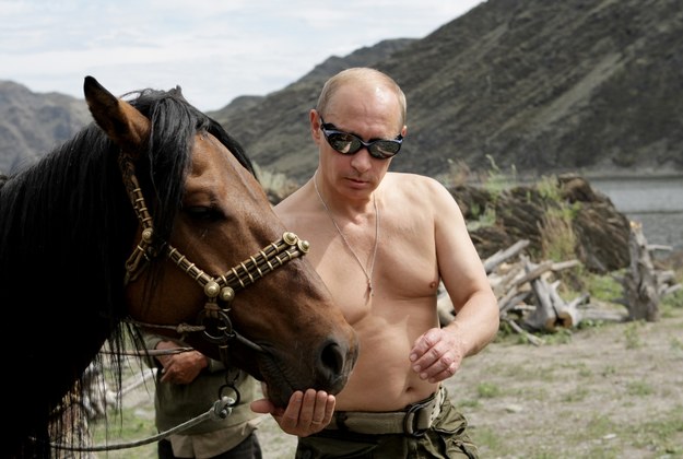 Prezydent Federacji Rosyjskiej Władimir Władimirowicz Putin skończył 7 października 62 lata. Rosyjski przywódca bardzo dba o swój wizerunek superbohatera, o czym świadczą liczne propagandowe zdjęcia, na których Putin popisuje się swoją sprawnością, siłą i odwagą; ujarzmia dzikie zwierzęta, rozwiązuje skomplikowane problemy techniczne, uwodzi spojrzeniem kobiety... Oglądając te sielankowe scenki, warto jednak pamiętać o tym, że prezydent Rosji to jeden z najbardziej bezwzględnych polityków świata, który rządzi twardą ręką i nie uznaje kompromisów.