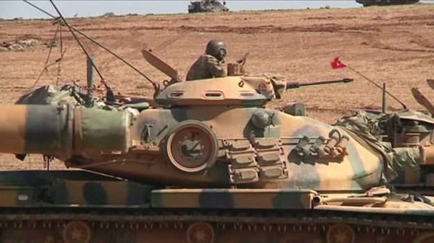 Od połowy września trwają zażarte walko o syryjskie miasto Kobane, które starają się zdobyć dżihadyści z Państwa Islamskiego. Opór stawiają im waleczni Kurdowie. Tylko dzięki nim ekstremiści nie zdobyli jeszcze kontroli nad tym strategicznym przyczółkiem. Kobane leży przecież w bezpośrednim sąsiedztwie Turcji, która jest członkiem NATO.


Stawka w tej grze jest bardzo wysoka. Jeśli Kobane padnie, Państwo Islamskie będzie kontrolowało kilkusetkilometrowy odcinek granicy syryjsko-tureckiej. Tym samym z terytorium NATO będzie graniczyła organizacja terrorystyczna, uznawana obecnie za najgroźniejszą na świecie! To sytuacja bez precedensu.


Można śmiało zaryzykować stwierdzenie, że losy wojny Zachodu z Państwem Islamskim rozstrzygnie Turcja. To od Ankary zależy, jakie wsparcie dostaną kurdyjscy bojownicy - i na ile turecka armia (uznawana, w zależności od rankingu, za szóstą lub siódmą potęgę militarną świata) zaangażuje się w rozprawę z ekstremistami. Turcja czuje już na plecach ich oddech i prosi NATO o wsparcie. A NATO odpowiada: Wojska paktu będą bronić naszego sojusznika.